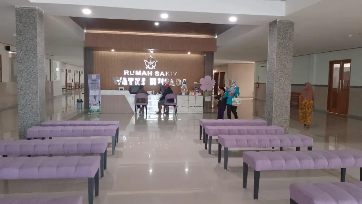 FASILITAS: Manajemen Rumah Sakit Wates Husada (RSWH) Balongpanggang saat menunjukkan perluasan fasilitas pelayanan kesehatan terpadu untuk rehabilitasi medis bagi korban penyalahgunaan narkoba. ( DOK/RADAR GRESIK)
