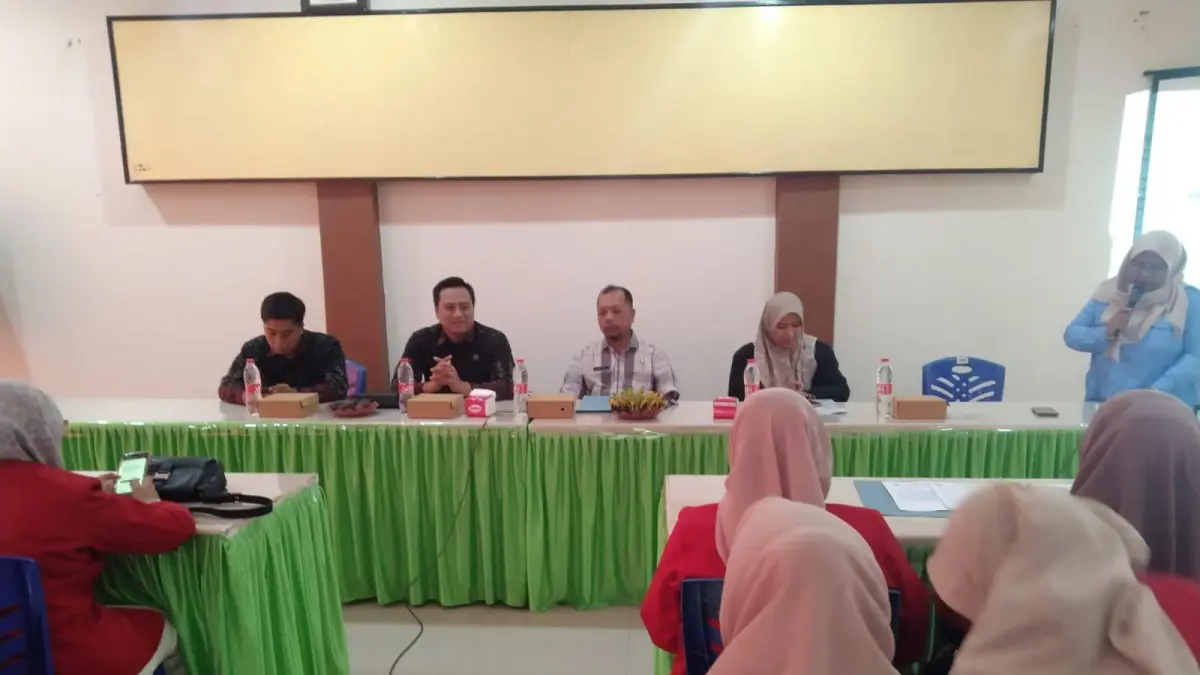 Jajaran anggota Komisi IV DPRD Kabupaten Gresik saat menggelar kegiatan monitoring dan evaluasi (Monev) berkala terkait capaian kinerja dan serap aspirasi bersama ratusan kader TPK di Kecamatan Balongpanggang, Gresik. (DOK/RADAR GRESIK)