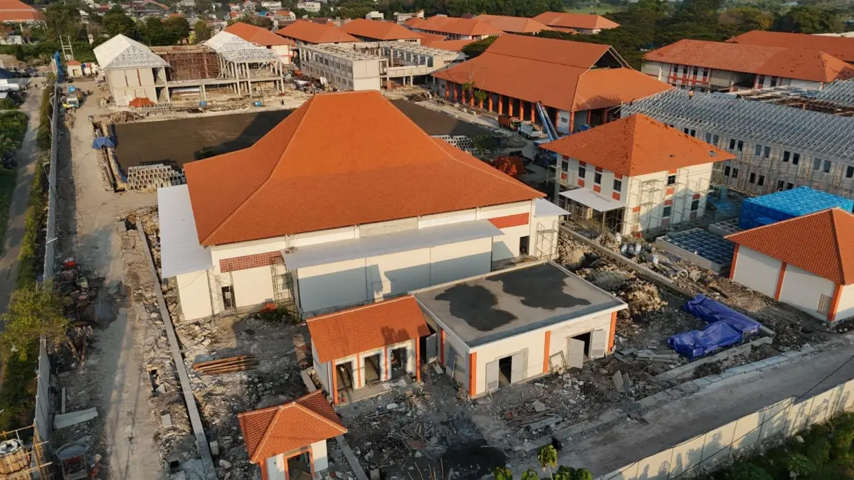 pembangunan fisik kompleks Sekolah Rakyat Terintegrasi di Desa Raci Tengah, Kecamatan Sidayu, Kabupaten Gresik, yang kini progresnya telah menyentuh angka 83 persen. (DOK/RADAR GRESIK)