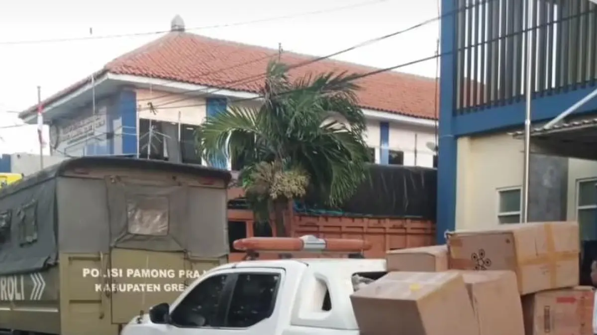  Tim gabungan Satpol PP dan Bea Cukai Gresik saat menggrebek peredaran dan penimbunan rokok ilegal di sebuah ruko yang diduga dijadikan gudang penyimpanan dan distribusi rokok tanpa pita cukai ilegal. (Ist/Radar Gresik) 