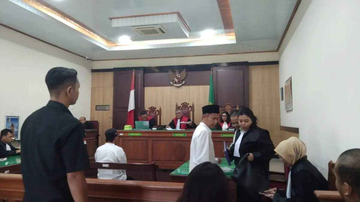 JALANI SIDANG: Terdakwa Resa Andrianto saat menjalani proses persidangan di Pengadilan Negeri Gresik. Mahkamah Agung kini resmi membatalkan vonis bebasnya dan menyatakan sang PPAT terbukti bersalah menggunakan surat palsu. (Foto: Istimewa/Radar Gresik)
