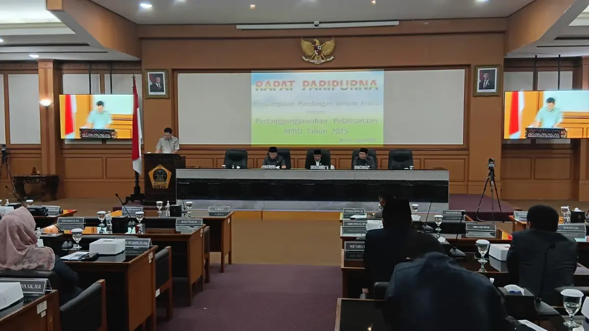 PENYAMPAIAN: Juru bicara Fraksi Partai Golkar saat membacakan nota penyampaian pandangan umum fraksi yang menyoroti tajam anjloknya PAD dan membengkaknya utang daerah dalam Rapat Paripurna LKPJ APBD 2025 di Gedung DPRD Gresik. (Foto: FAJAR/RADAR GRESIK)