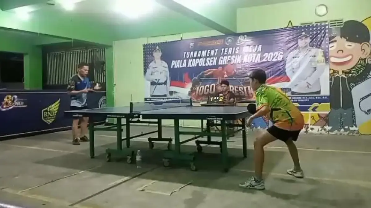 BERTANDING: Para peserta saat beradu ketangkasan dalam Turnamen Tenis Meja Kapolsek Gresik Kota Cup 2026 yang berlangsung kompetitif dan meriah di Gedung PTM BBL SMK NU Gresik. (Foto: Istimewa/Radar Gresik)