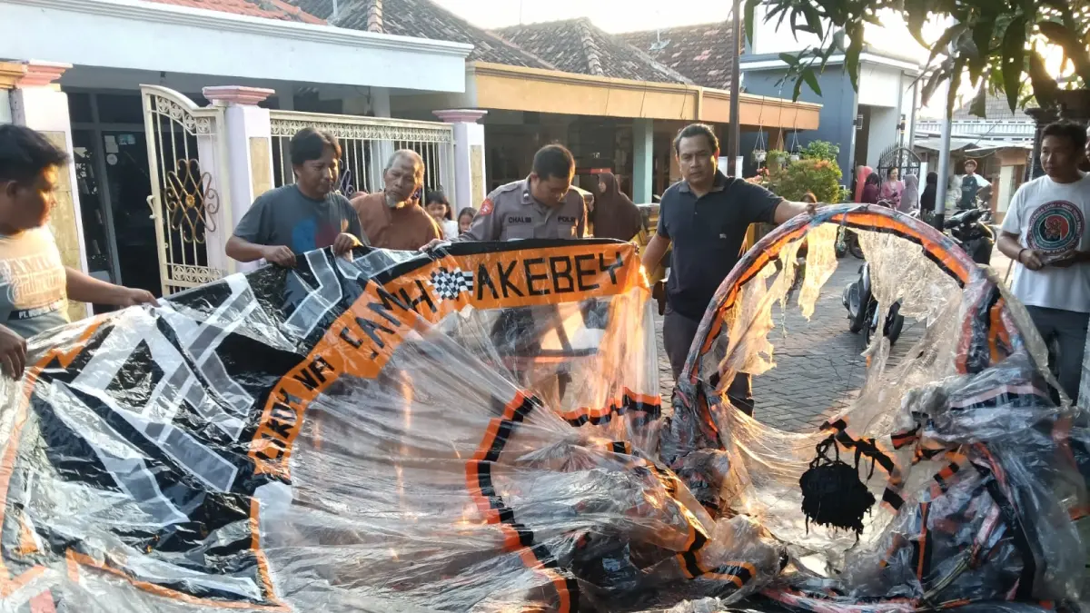 MISTERIUS : Sebuah balon udara berukuran besar mendadak turun ke atap rumah warga di Kebomas hingga meledak.
