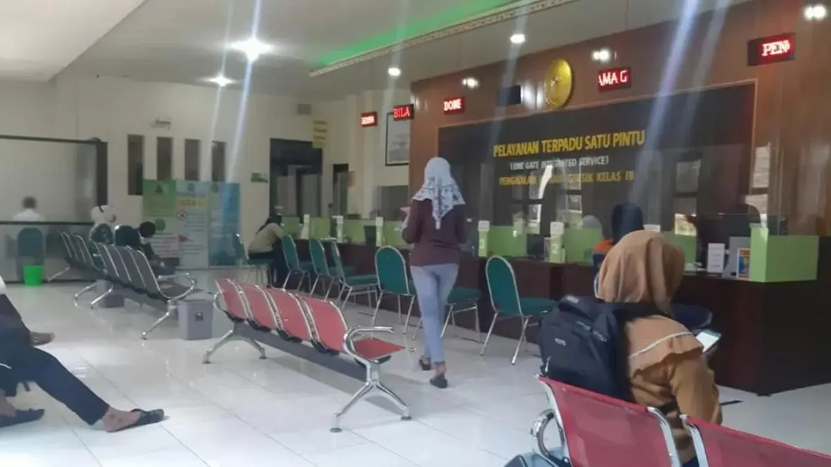 Tinggi : Suasana warga saat mengurus perceraian di kantor Pengadilan Agama (PA) Gresik. (Foto : Yudhi/Radar Gresik) 