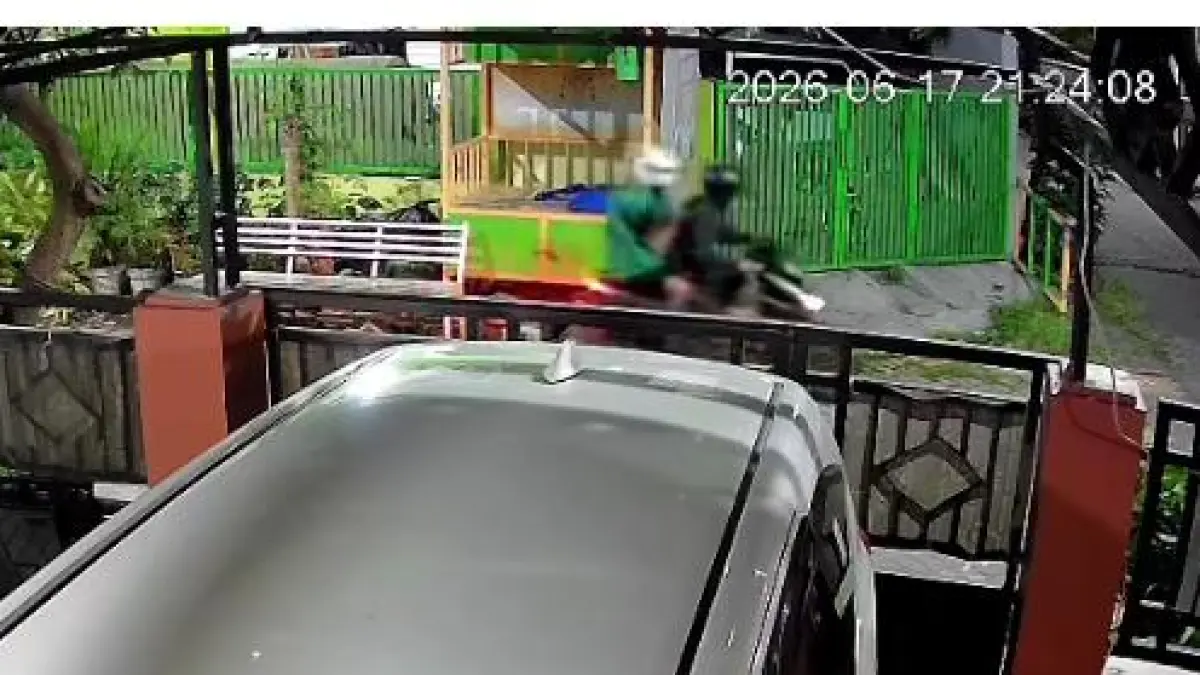 MERESAHKAN : Dua pelaku curanmor diduga bersenpi terekam cctv milik warga saat beraksi di Perumahan Pondok Permata Suci (PPS), (Foto : Ist/Radar Gresik) 