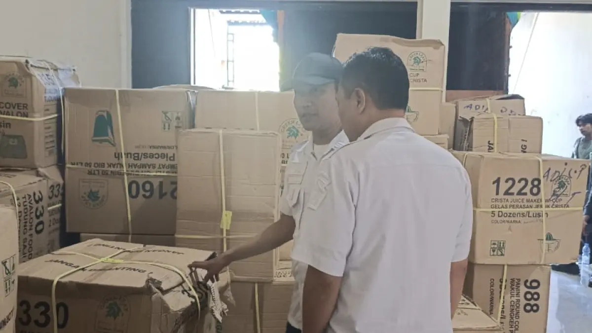 Petugas gabungan Satpol PP Gresik dan Kantor Bea Cukai Gresik saat mengamankan 5,87 Juta batang rokok Ilegal di sebuah ruko di Desa Morowudi, Kecamatan Cerme, Kabupaten Gresik. (Foto : Ist/Radar Gresik) 