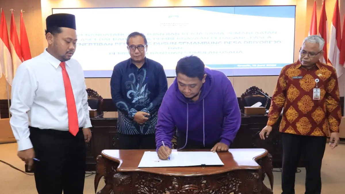 SOULUSI HUMANIS : Pemkab Gresik bersama DPRD Gresik menuntaskan polemik PKL Semambung dengan penandatanganan MoU bersama. 