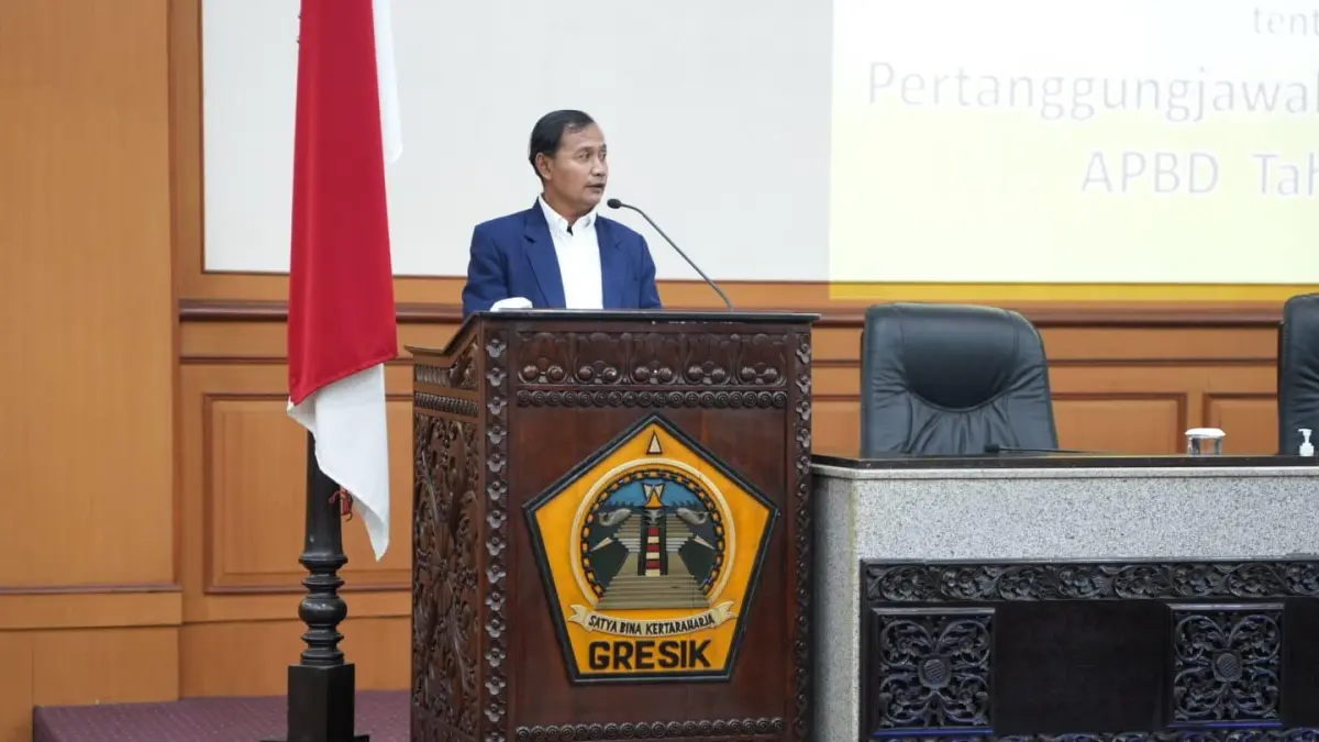 Tegas : Ketua Fraksi Amanat Pembangunan DPRD Gresik, Faqih Usman saat penyampaian pandangan umum fraksi. (Foto : Fajar/Radar Gresik) 