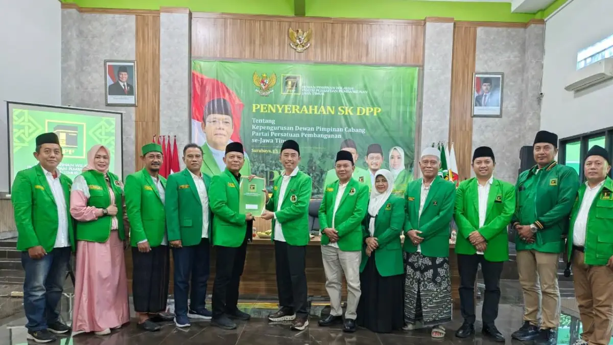 TERPILIH : Penyerahan SK DPP oleh Ketua DPW PPP Jatim, Arif Winarko kepada Ketua terpilih DPC PPP Gresik, Khoirul Huda. (Foto : Fajar/Radar Gresik) 