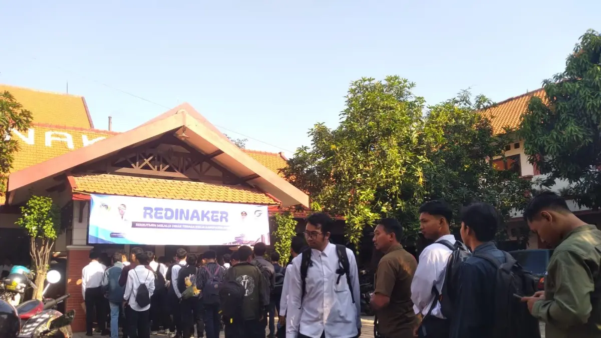 Antre : Para pencari kerja ikut ReDINAKER di Disnaker Gresik. (Foto: Fajar/Radar Gresik) 