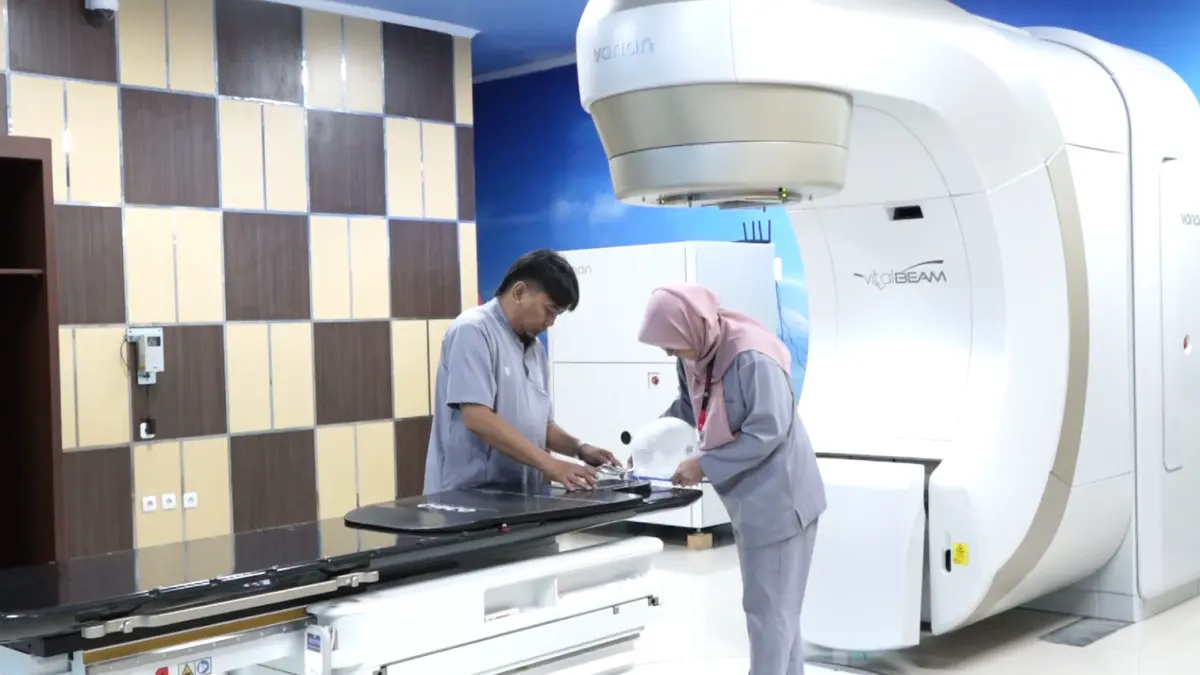 LAYANAN UNGGULAN: Menjadi salah satu dari lima daerah di Indonesia, layanan radioterapi di RSUD Ibnu Sina Gresik kini resmi melayani peserta BPJS Kesehatan per 1 Juni 2026. (IST/ RADAR GRESIK)