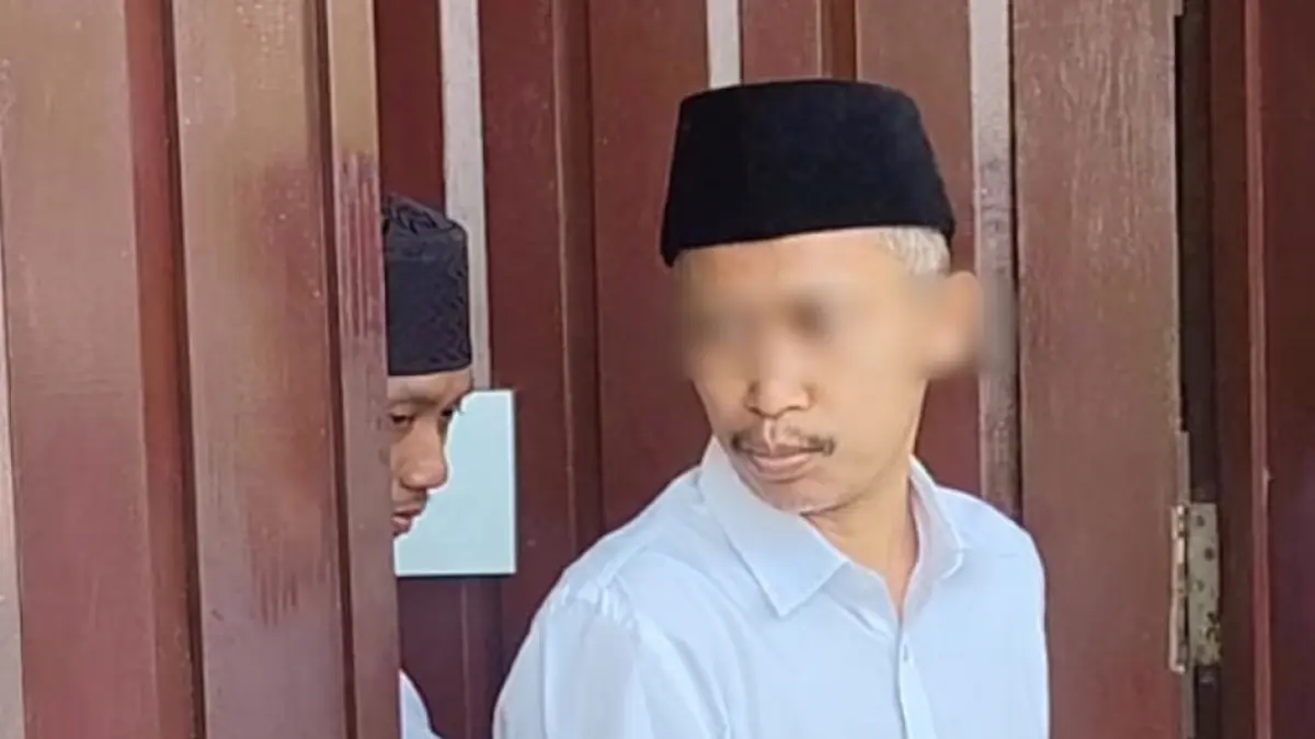 SIDANG: Terdakwa Resa Andrianto saat menjalani sidang di Pengadilan Negeri Gresik. (Foto : Ist/Radar Gresik) 
