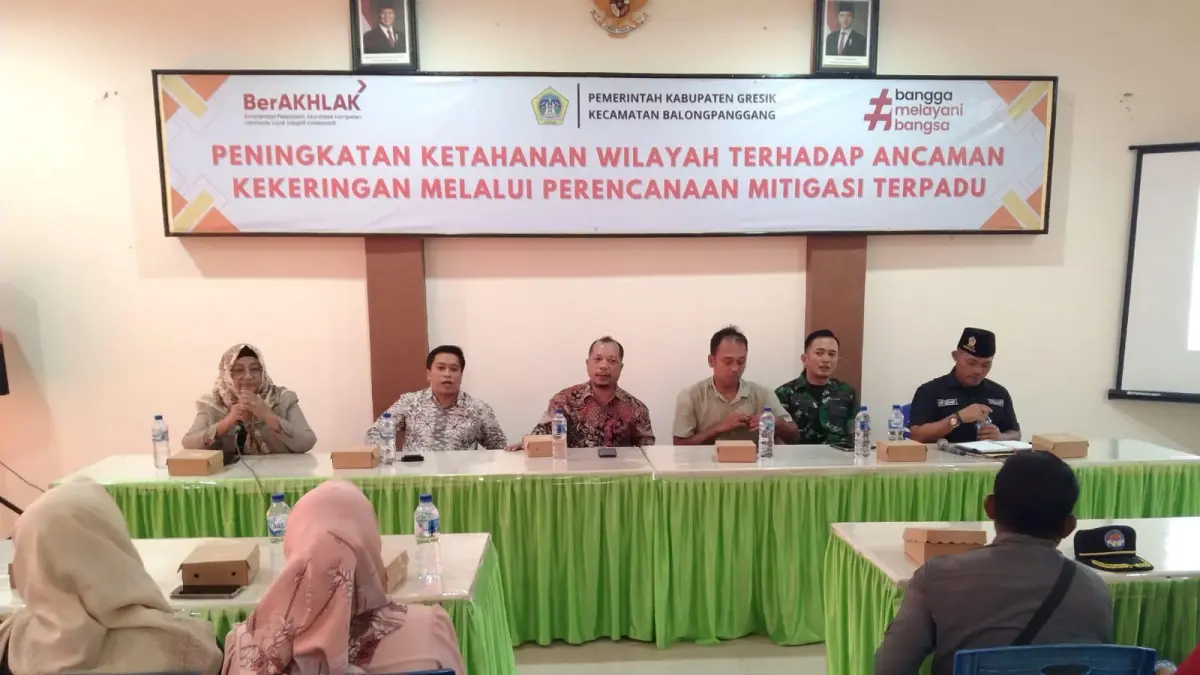 SOSIALISASI : Wakil Ketua Komisi IV DPRD Kabupaten Gresik, Pondra Priyo Utomo saat sosialisasi untuk pos unit Damkar di Balongpanggang Gresik. (Foto : Fajar/Radar Gresik) 