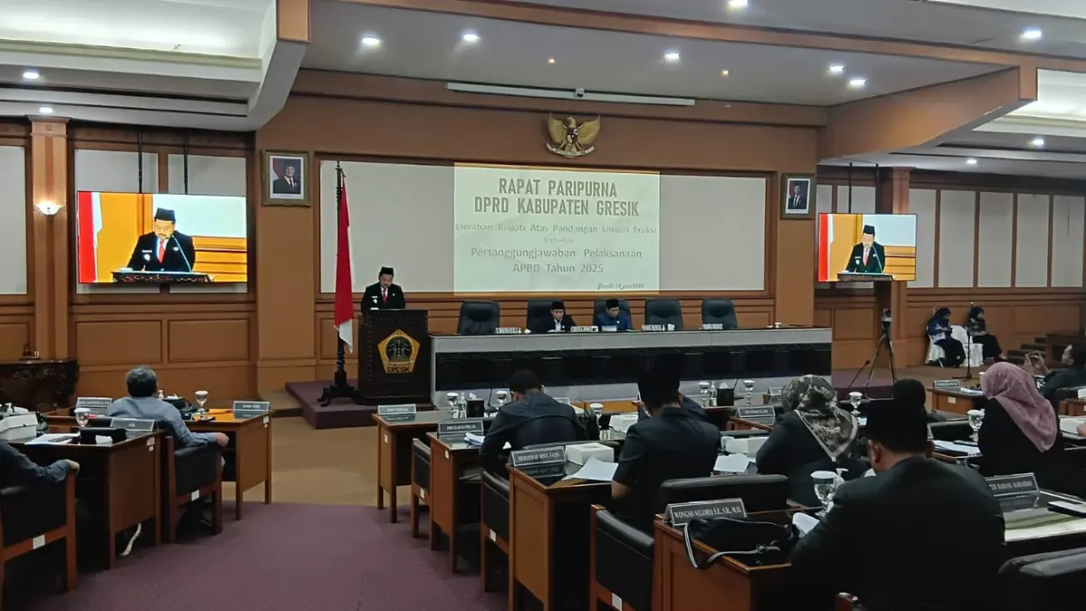 Terbuka : Bupati Gresik Fandi Akhmad Yani menjawab penyampaian dari fraksi-fraksi DPRD Gresik di Rapat Paripurna. (Fajar/Radar Gresik) 