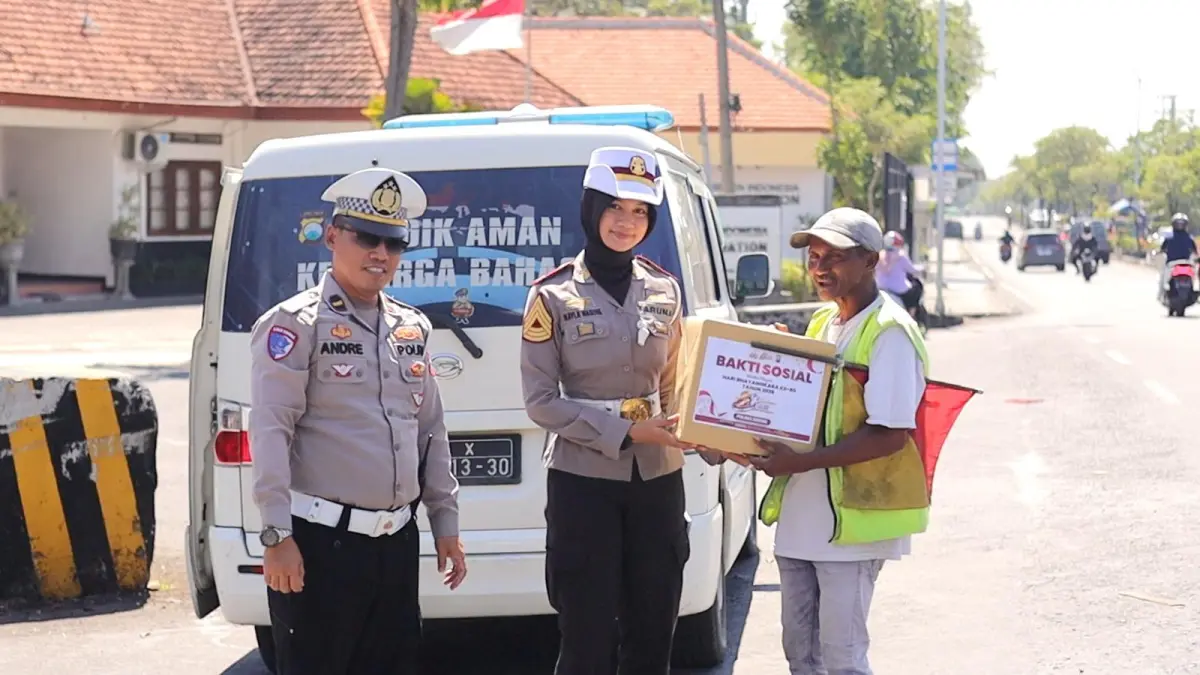 Kepedulian terhadap sesama kembali ditunjukkan oleh jajaran Satlantas Polres Gresik melalui program "Polantas Menyapa. (Foto : Yudhi/Radar Gresik) 