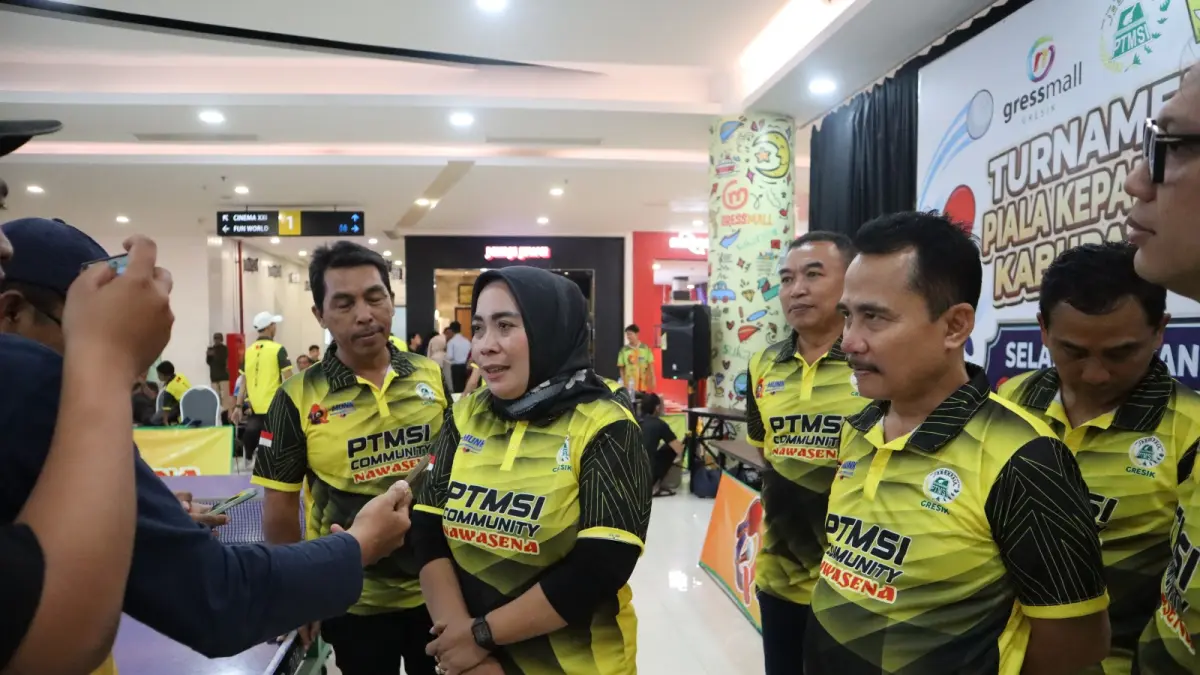 PANTAU KOMPETISI: Ketua KONI Kabupaten Gresik, dr. Anis Ambiyo Putri saat menghadiri Turnamen Tenis Meja Piala Dispendik Gresik 2026 yang digelar di Lantai 1 Gressmall. (IST/RADAR GRESIK)