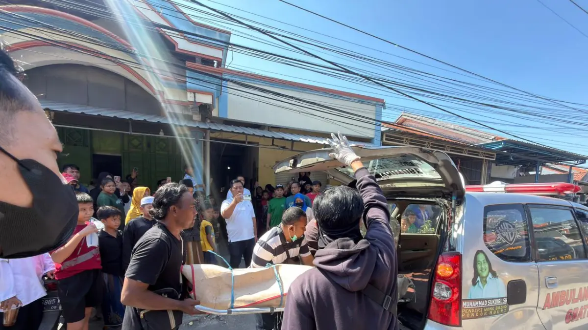 Proses : Anggota Polsek Menganti dibantu petugas medis lakukan evakuasi korban di sebuah rumah kos di Desa Gempol Kurung, Kecamatan Menganti, Gresik. (Foto : Ist/Radar Gresik) 