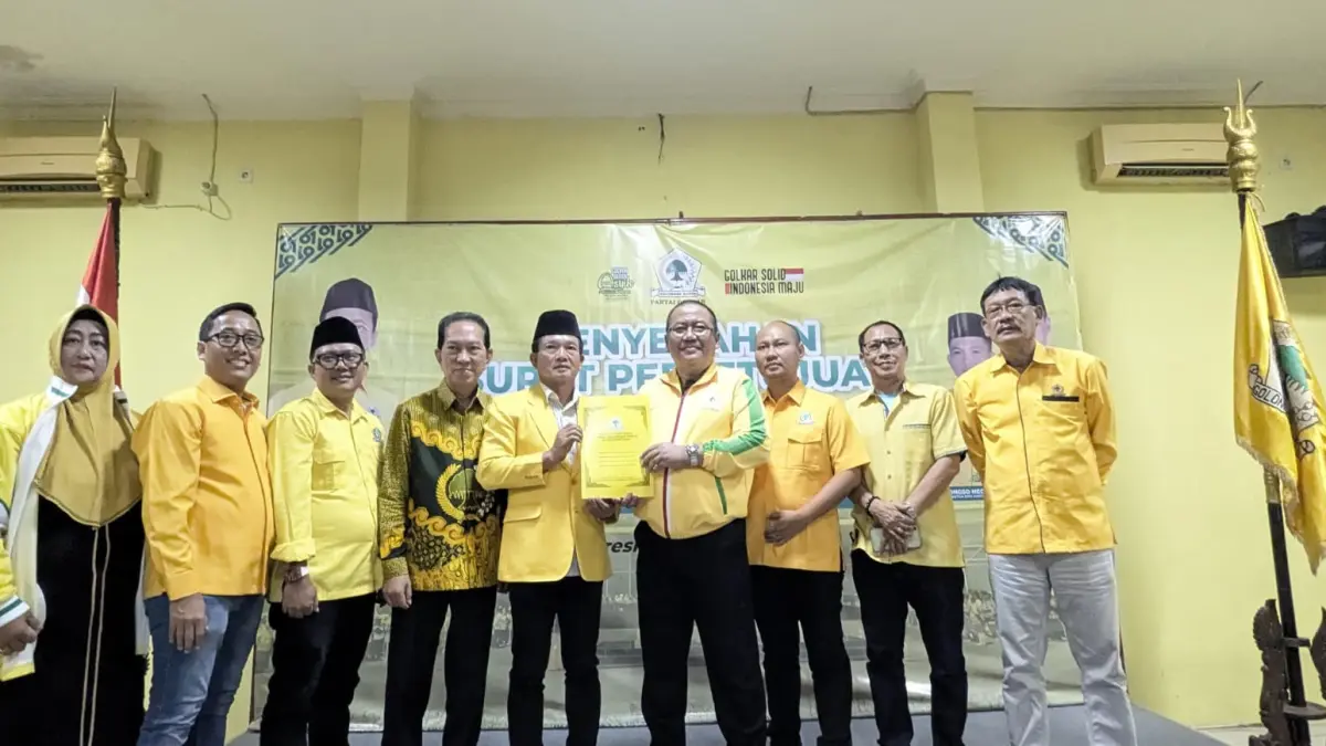 RESMI : Penyerahan SK PAW oleh Ketua DPD Partai Golkar Jawa Timur, Ali Mufthi kepada Wongso Negoro. (Foto : Fajar/Radar Gresik) 