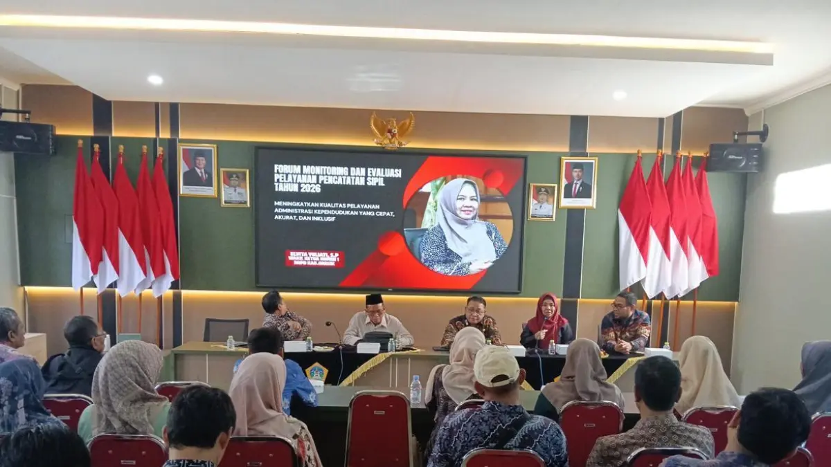 MONEV : Wakil Ketua Komisi I DPRD Gresik Elvita Yuliati menggelar monev di Yosowilangun Gresik mendorong fasilitas petugas adminduk. (Foto : Fajar Radar Greisk) 