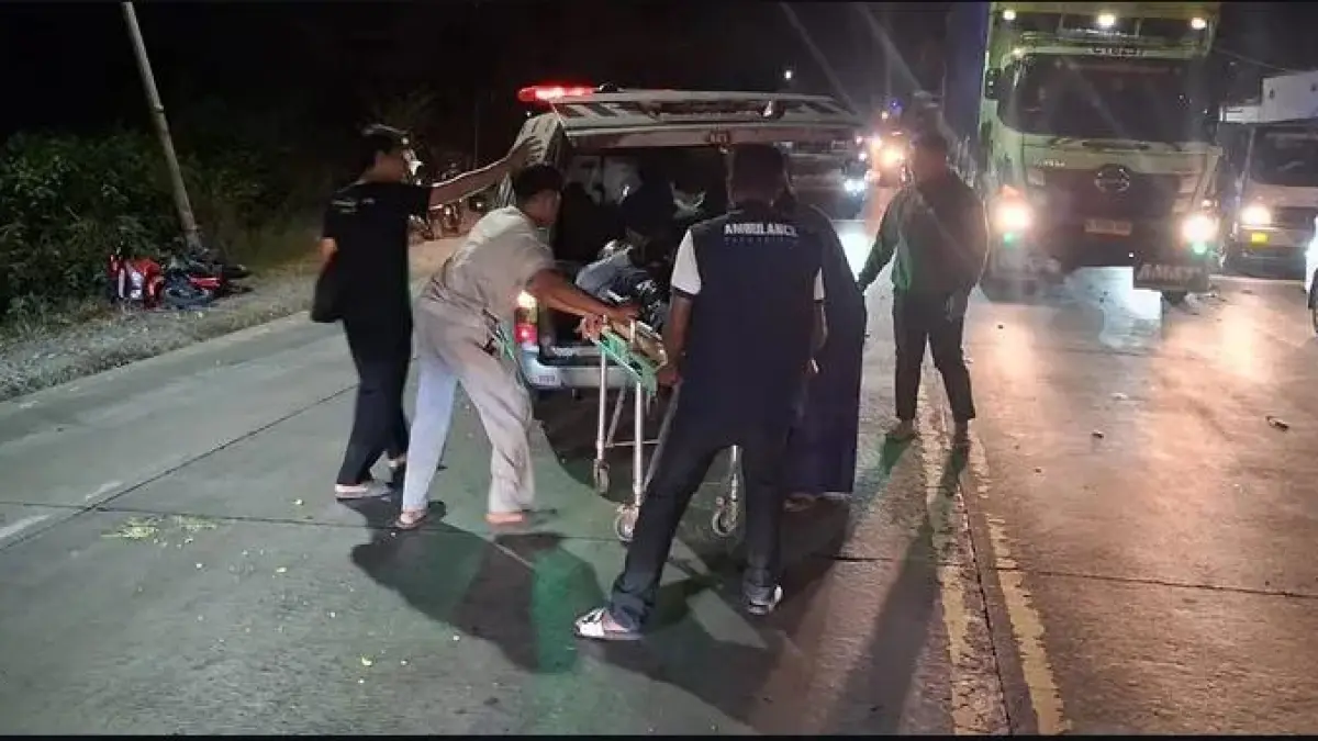 Nahas : Anggota Polsek Duduksampeyan dan petugas medis saat melakukan evakuasi korban kecelakaan di Jalan Raya Desa Duduksampeyan. (Foto : Ist/Radar Gresik) 