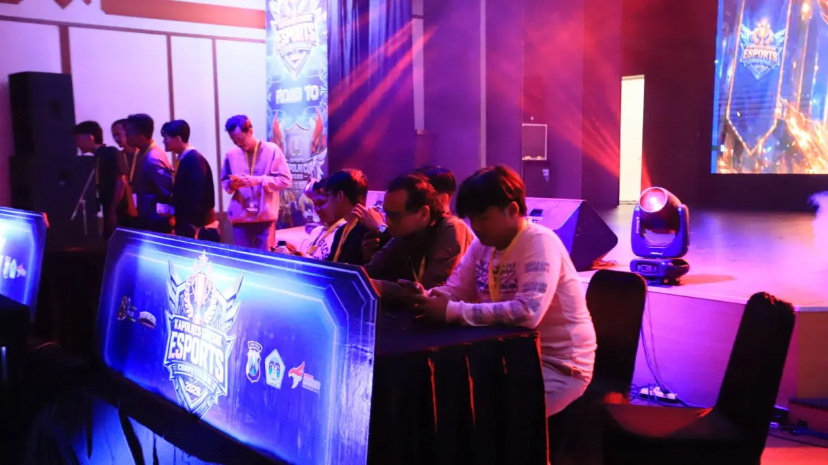 Sportivitas : Polres Gresik bersama Pemkab Gresik dan ESI Kabupaten Gresik resmi membuka turnamen esports bergengsi di Gedung Nasional Indonesia (GNI) Gresik, Jumat (19/6). (Foto : Yudhi/Radar Gresik) 