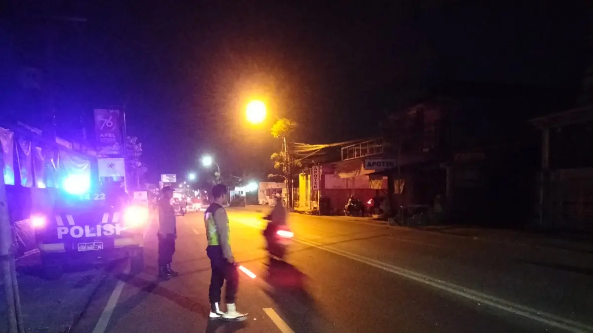 Tragis : Anggota Unit laka Satlantas Polres Gresik saat melakukanolah TKP kecelakaan di Jalan Raya Bringkang Menganti, Gresik. (Foto : Ist/Radar Gresik) 