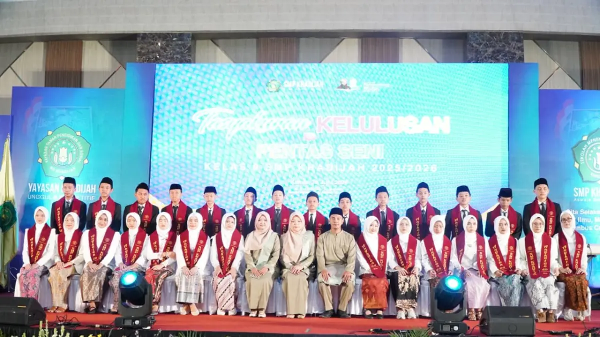 wisudawan yayasan Khadijah Surabaya