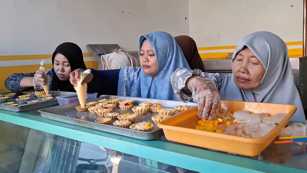 Belasan janda dan ibu rumah tangga di Desa Banjarsari, Kecamatan Cerme, digembleng dalam pelatihan pembuatan kue pai. (Foto : Ist/Radar Gresik) 