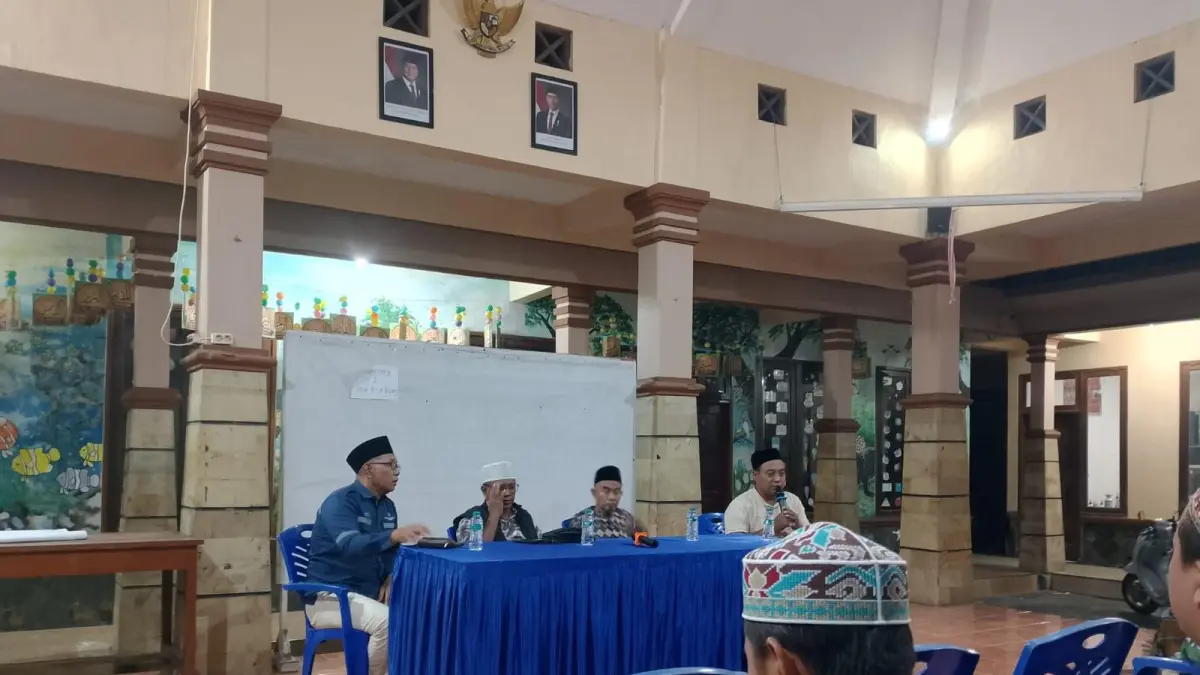 Musyawarah : Rapat bersama perwakilan warga di Balai Desa Peganden, Manyar. (Foto : Fajar/Radar Gresik) 