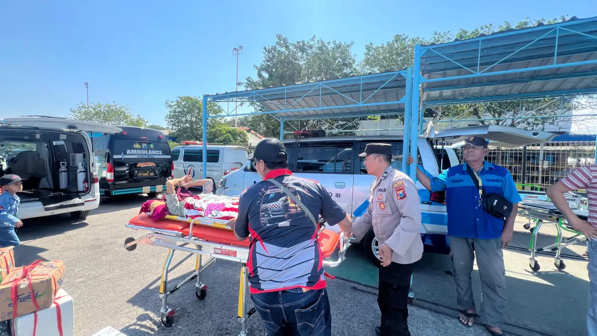 Peduli ; Melalui jajaran Sidokkes Polres Gresik, layanan ambulans gratis diberikan untuk menjemput seorang pasien asal Kecamatan Sangkapura, Pulau Bawean. (Foto : Ist/Radar Gresik) 