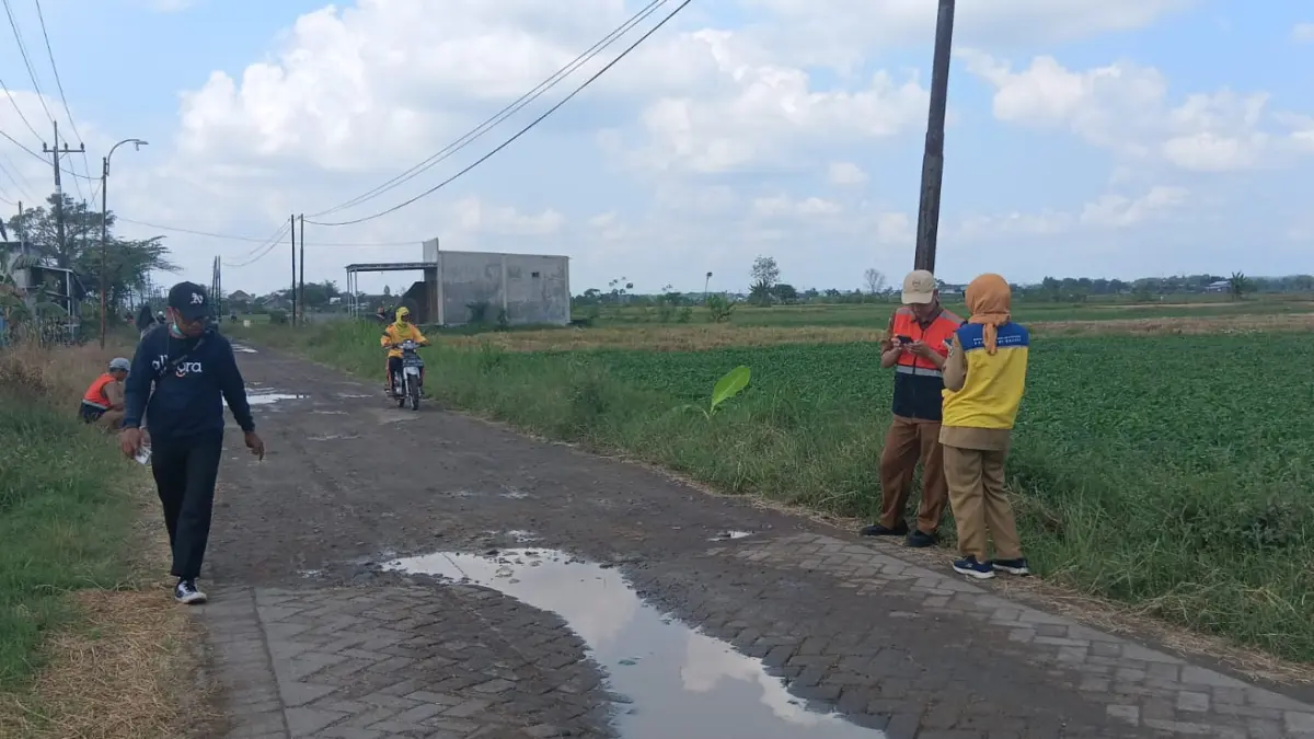 PERBAIKAN: Setelah bertahun-tahun dikeluhkan karena rusak parah dan kerap tergenang saat hujan, Jalan Poros Desa (JPD) setempat kini resmi mulai dibeton oleh Pemerintah Kabupaten (Pemkab) Gresik.&nbsp;(Foto : Fajar/Radar Gresik) 