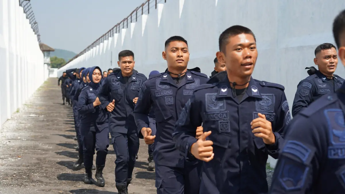 SEMANGAT : 12 CPNS Rumah Tahanan Negara Kelas IIB Gresik saat mengikuti FMD serta pembaretan sebagai tahap penting dalam perjalanan menjadi insan Pemasyarakatan. (Foto : Yudhi/Radar Gresik) 