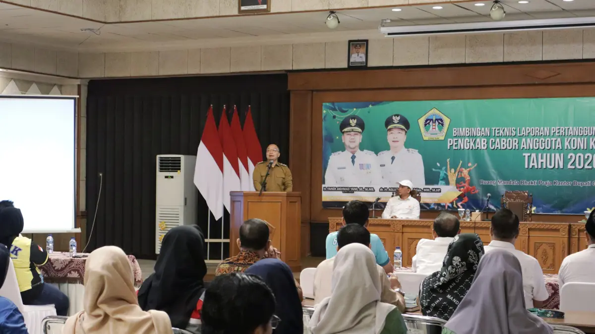 Beri Pesan : Wakil Bupati Gresik, dr Asluchul Alif saat sambutan di hadapan para perwakilan cabor. (Foto : Fajar/Radar Gresik) 