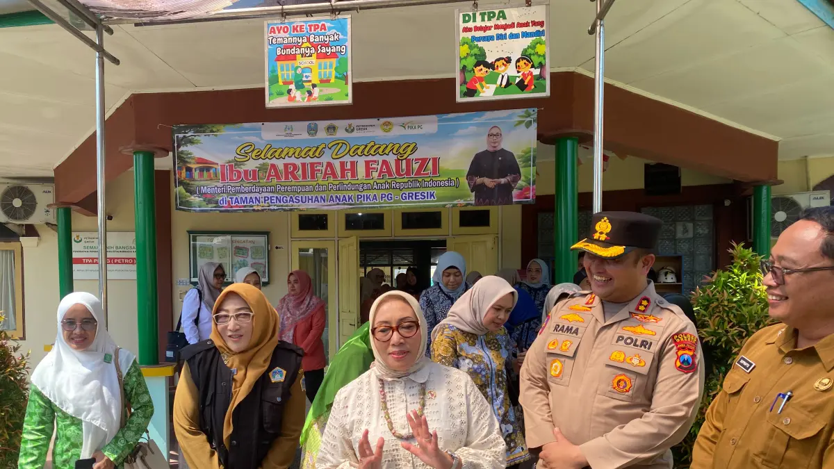 BERKUNJUNG : Kapolres Gresik saat mendampingi Menteri PPPA Arifatul Choiri Fauzi yang sedang berkunjung di salah satu sekolah di Kabupaten Gresik. (Foto : Ist/Radar Gresik) 