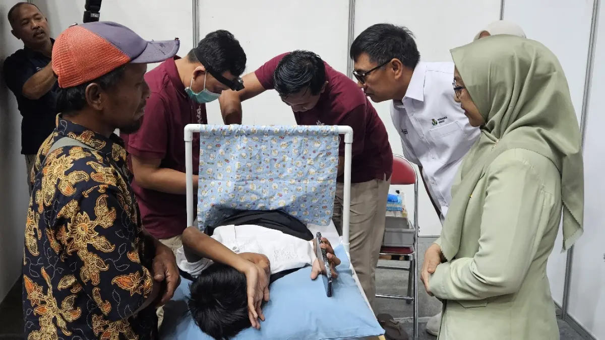 Direktur Utama PT Petrokimia Gresik, Daconi Khotob menyaksikan prosesi khitanan massal di GOR Petrokimia Gresik.