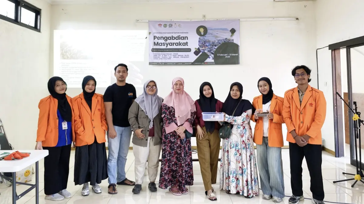 Kerja Nyata : Menyokong visi desa menuju "BESTARI MAGIYA" (Bersih, Sehat, Tertata, Rapi, Mandiri, Giat, dan Berbudaya), Mahasiswa UISI menyentuh berbagai sektor. (Foto : Dok/Radar Gresik) 