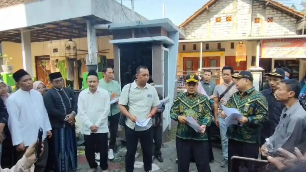 LANGSUNG :  Majelis hakim Pengadilan Tipikor Surabaya melakukan pemeriksaan setempat (PS) dalam perkara dugaan korupsi dana hibah Pondok Pesantren Al Ibrohimi di Kecamatan Manyar, Gresik. (Foto : Yudhi/Radar Gresik) 