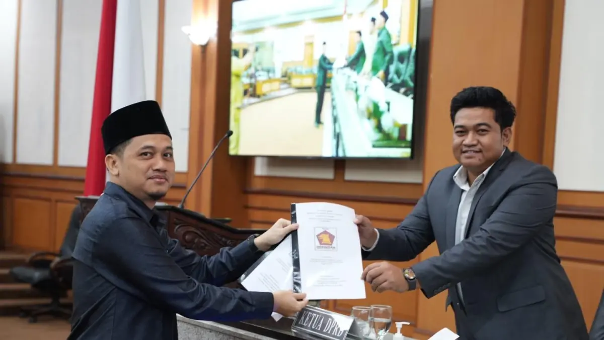 Masukan : Ketua Fraksi Gerindra, Muhammad Kurdi saat memberikan hasil pendapat fraksi kepada Ketua DPRD Gresik, Muhammad Syahrul Munir. (Foto : Fajar/Radar Gresik) 