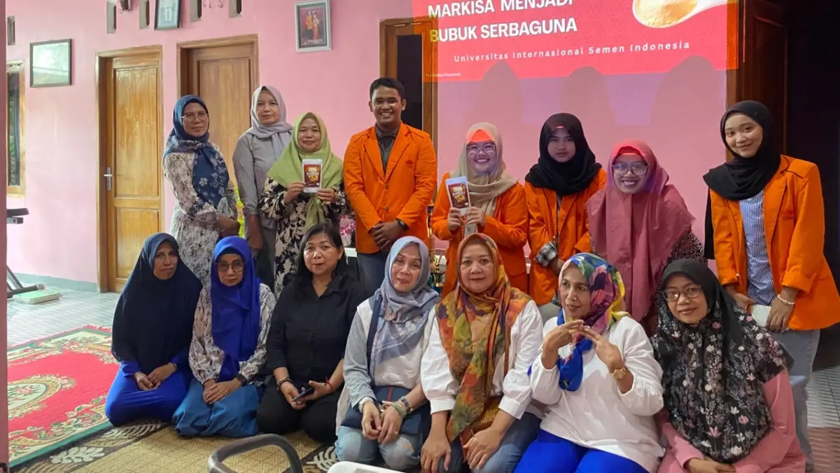 Mengabdi : Mahasiswa Universitas Internasional Semen Indonesia (UISI) terjun langsung ke masyarakat melalui program pengabdian berkelanjutan di Desa Sukomulyo. (Foto : Dok/Radar Gresik)