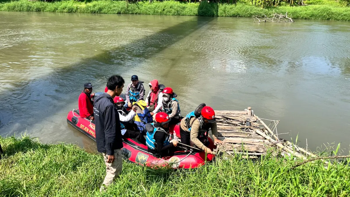 Peduli Lingkungan : Dinas Lingkungan Hidup (DLH) Kabupaten Gresik turut menerjunkan tim dalam agenda Patroli Air Terpadu Provinsi Jawa Timur di sepanjang aliran Kali Surabaya. (Foto : Dok/Radar Gresik) 