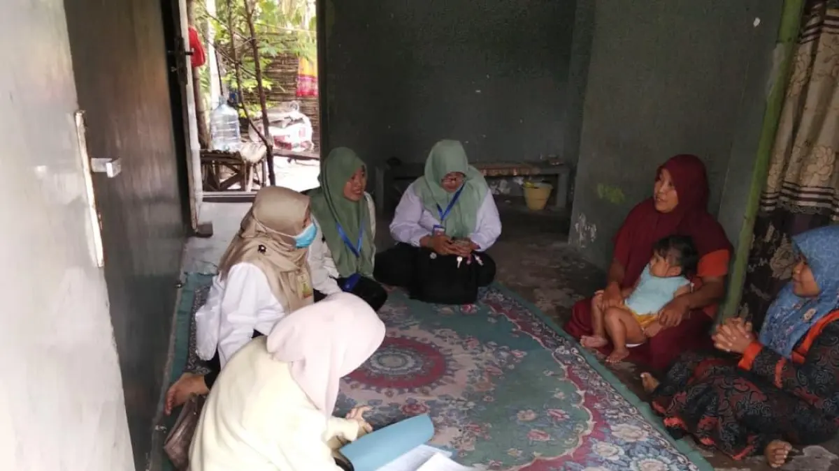 PENJANGKAUAN : Proses Penjangkauan Siswa Sekolah Rakyat di Gresik. (Foto : Fajar/Radar Gresik) 