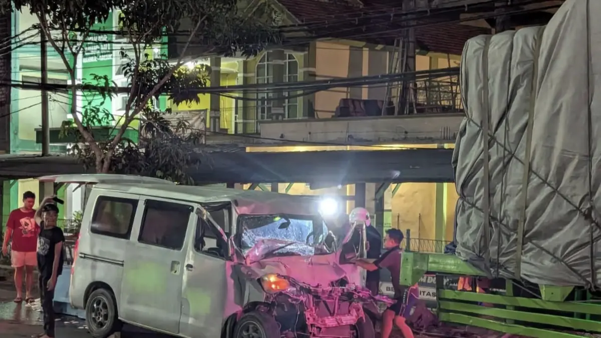 RINGSEK : Kondisi mobil Grand Max usai menabrak belakang truk yang sedang berhenti di bahu Jalan Raya Manyar, tepatnya di depan BKIA Manyar. (Foto : Ist/Radar Gresikk