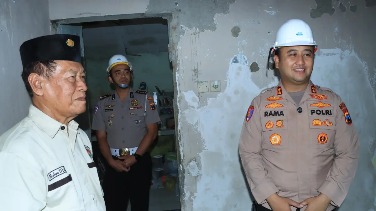 Terjun Langsung : Kapolres Gresik AKBP Ramadhan Nasution meninjau progres renovasi rumah milik AKP (Purn) Mulyo Utomo di Desa Tanjungan, Kecamatan Driyorejo, dalam program bedah rumah menyambut HUT Bhayangkara ke-80. (Foto : Ist/Radar Gresik) 