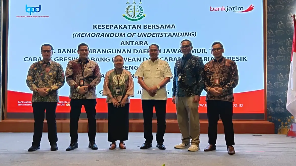 PERKUAT TATA KELOLA : Bank Jatim Cabang Gresik, Bank Jatim Cabang Bawean, dan Bank Jatim Syariah Cabang Gresik resmi menandatangani MoU dengan Kejari Gresik pada hari Rabu (24/06). Kolaborasi ini berfokus pada penanganan masalah hukum bidang Perdata dan Tata Usaha Negara (TUN), termasuk bantuan hukum, Legal Opinion, dan pengamanan aset perbankan. (FAJAR/ RADAR GRESIK)