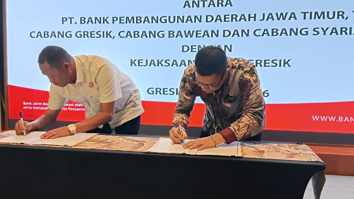 PENDAMPINGAN HUKUM : Langkah konkret diambil Kejari Gresik dan Bank Jatim (Cabang Gresik, Cabang Bawean dan Syariah Cabang Gresik) dalam menjaga aset strategis daerah. Melalui MoU yang ditandatangani hari ini (24/6), kedua institusi bersinergi untuk memastikan tata kelola perbankan berjalan sehat dan bebas dari risiko hukum. (FAJAR/ RADAR GRESIK)