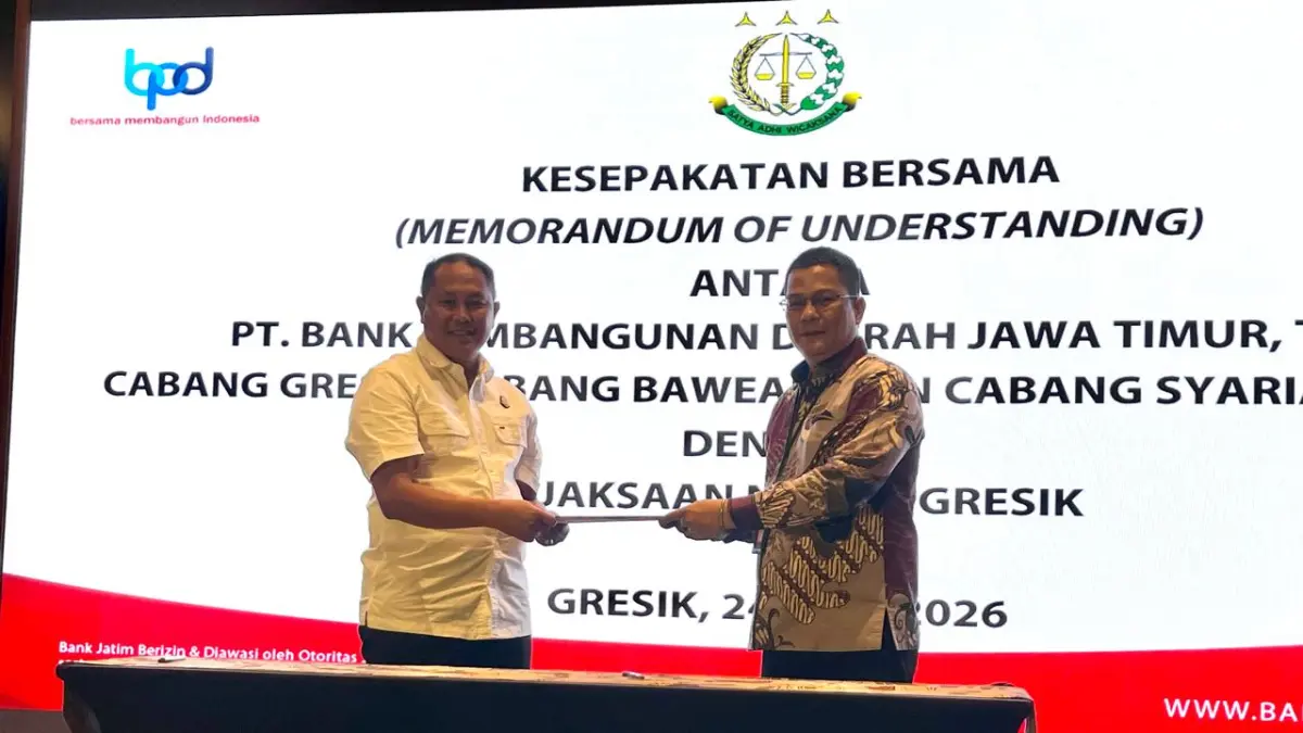 JAGA STABILITAS : Pimpinan Cabang Bank Jatim Gresik, Abdullah Basid, bersama Kepala Kejaksaan Negeri Gresik, Zam Zam Ikhwan, S.H., M.H., resmi memperkuat sinergi melalui penandatanganan MoU. (FAJAR/ RADAR GRESIK)