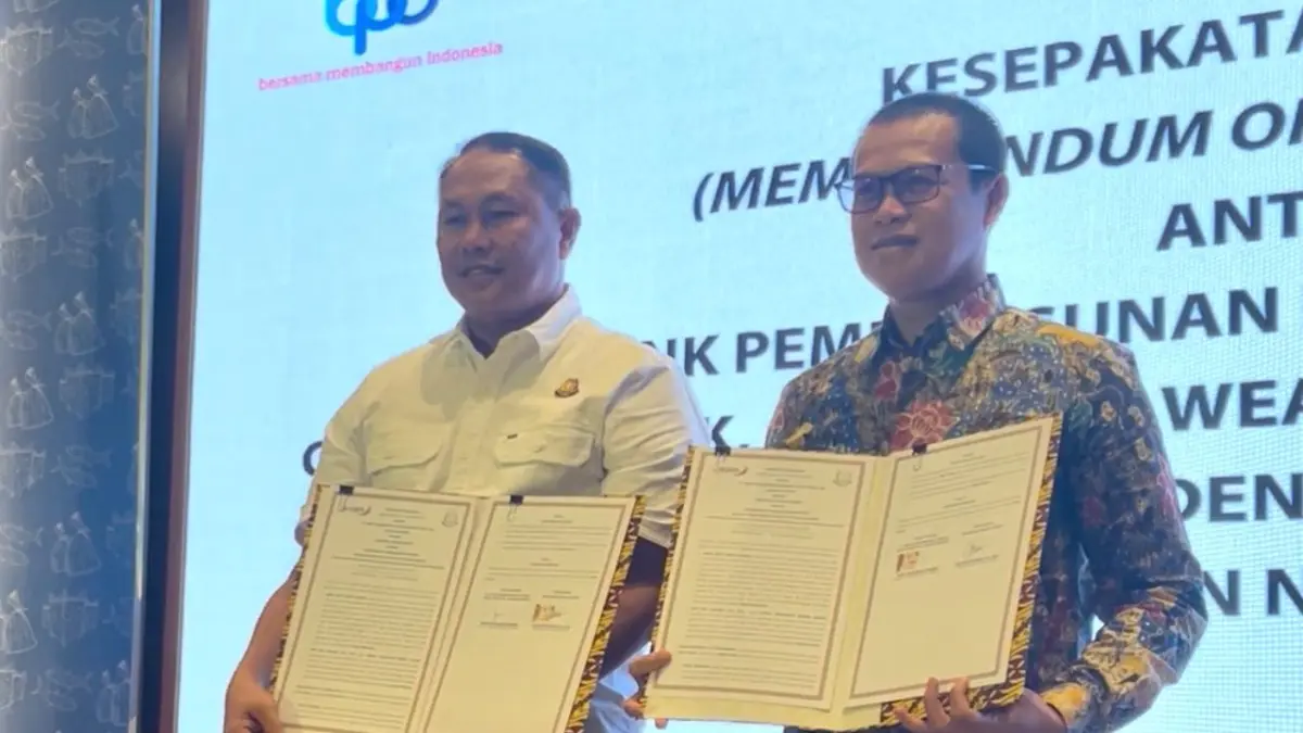 MELANGKAH BERSAMA : Pimpinan Cabang Bank Jatim Bawean, Febri Anto Gorit Husodo, dalam penandatanganan MoU dengan Kepala Kejaksaan Negeri Gresik, Zam Zam Ikhwan, S.H., M.H. (FAJAR/ RADAR GRESIK)