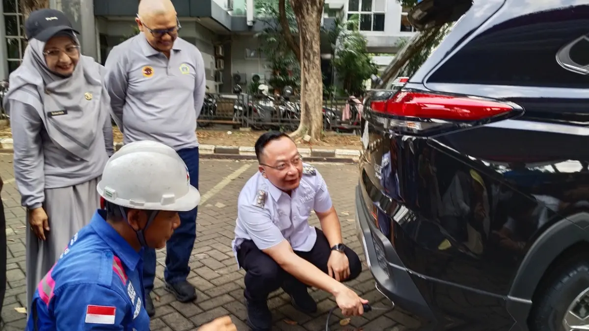 Pemerintah Kabupaten Gresik melalui Dinas Lingkungan Hidup (DLH) berkolaborasi dengan PT Smelting dan PT Envilab Indonesia menggelar aksi nyata uji emisi kendaraan gratis di halaman Kantor Bupati Gresik. (Foto : Riri/Radar Gresik) 