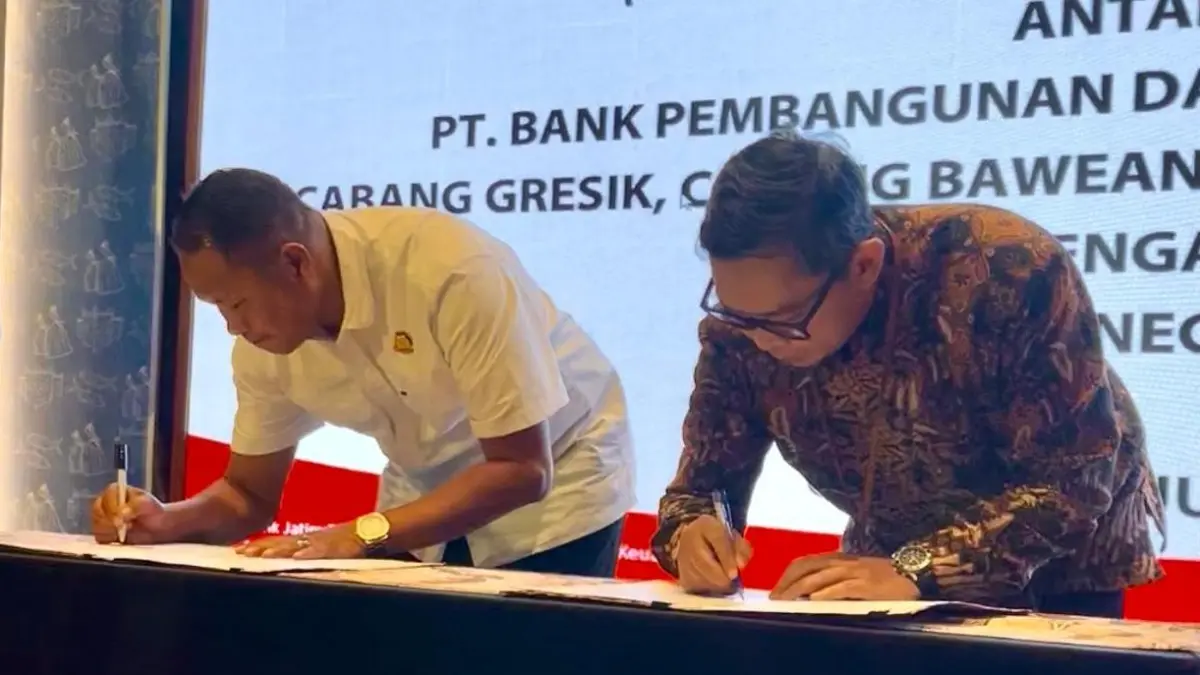 SINERGI STRATEGIS : Pimpinan Cabang Bank Jatim Syariah Gresik, Muhammad Dino Isa, bersama Kepala Kejaksaan Negeri Gresik, Zam Zam Ikhwan, S.H., M.H., resmi menandatangani Kesepakatan Bersama (MoU). (FAJAR/ RADAR GRESIK)